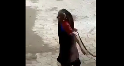 VIDEO Baka na ulici uhvatila ogromnu kobru i za rep je odvukla od djece