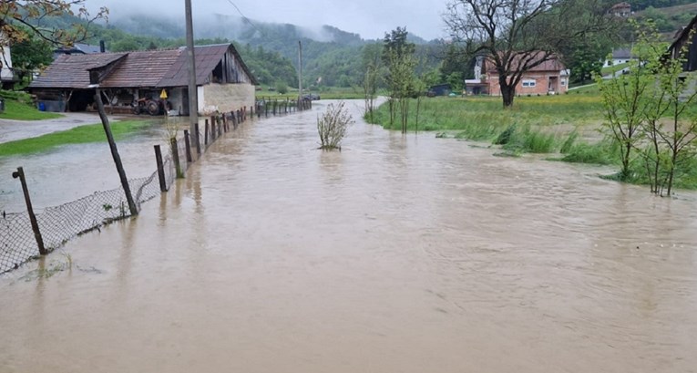 Obilna kiša stvorila probleme i u Varaždinskoj županiji: Poplavljene ceste, odroni...