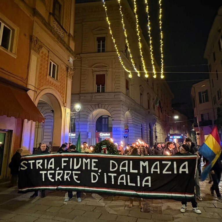 "Istra, Rijeka, Dalmacija - talijanske zemlje". Ovo je transparent talijanske desnice