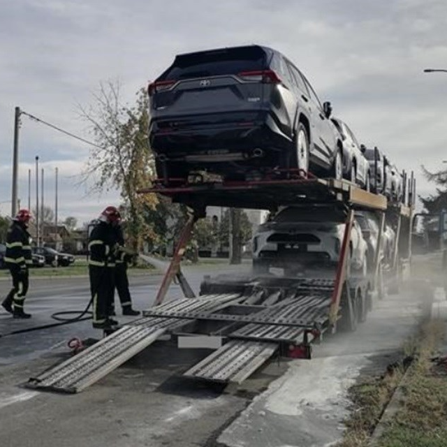 FOTO Buknuo požar na kamionu koji je prevozio aute u Tovarniku. Zahvatio je Toyotu