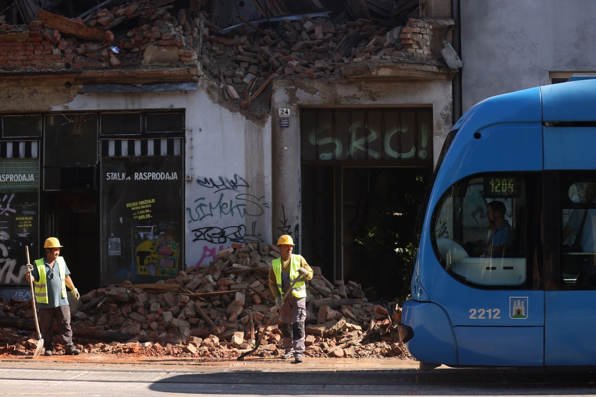 Snimka iz Zagreba. Ruše kuću na Maksimirskoj, cigle padaju po cesti koja je otvorena