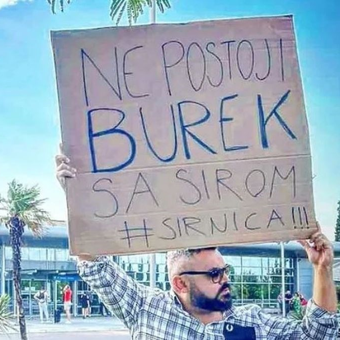 Redatelj iz BiH prošetao Crnom Gorom noseći transparent "Ne postoji burek sa sirom"