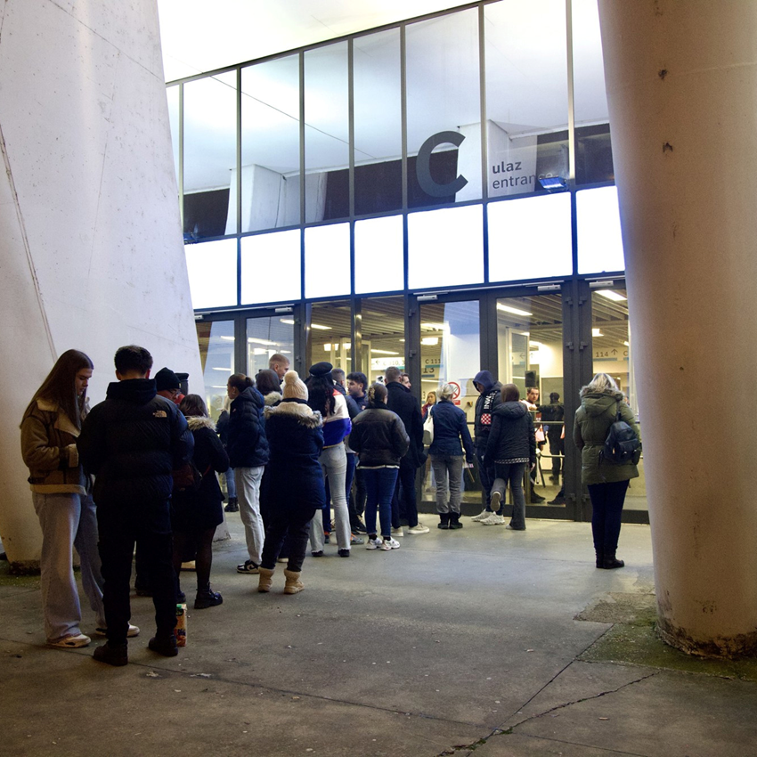 VIDEO Fanovi se okupili ispred Arene uoči Thompsonova koncerta, pjeva se Lijepa li si