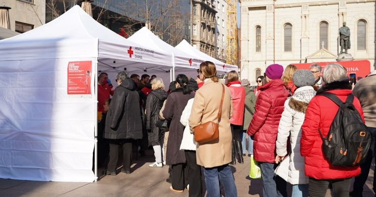 Na Cvjetnom trgu održava se kampanja Dan crvenih haljina, okupilo se mnoštvo ljudi