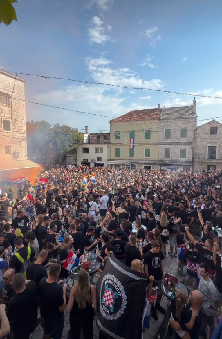 VIDEO Atmosfera u Imotskom sve je užarenija, okupljeni uglas pjevaju Thompsonov hit