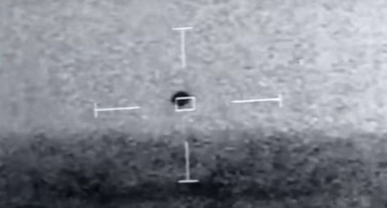 VIDEO Procurila nova snimka NLO-a: Objekt prvo lebdi, a zatim uranja u ocean