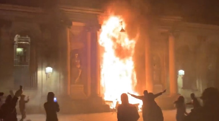VIDEO Prosvjednici u Bordeauxu zapalili gradsku vijećnicu