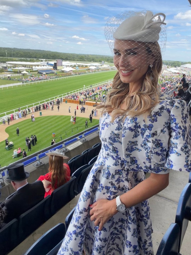 Stigla je na Ascot u romantičnoj haljini, no svi su gledali u ogrlicu od 12k eura