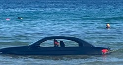 VIDEO Parkirao je BMW uz more, a onda je stigla plima