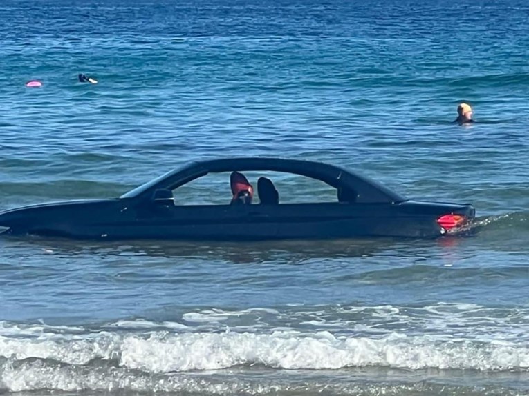 VIDEO Parkirao je BMW uz more, a onda je stigla plima