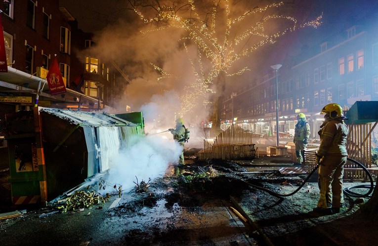 VIDEO Veliki neredi u Nizozemskoj zbog novih mjera traju već tri dana