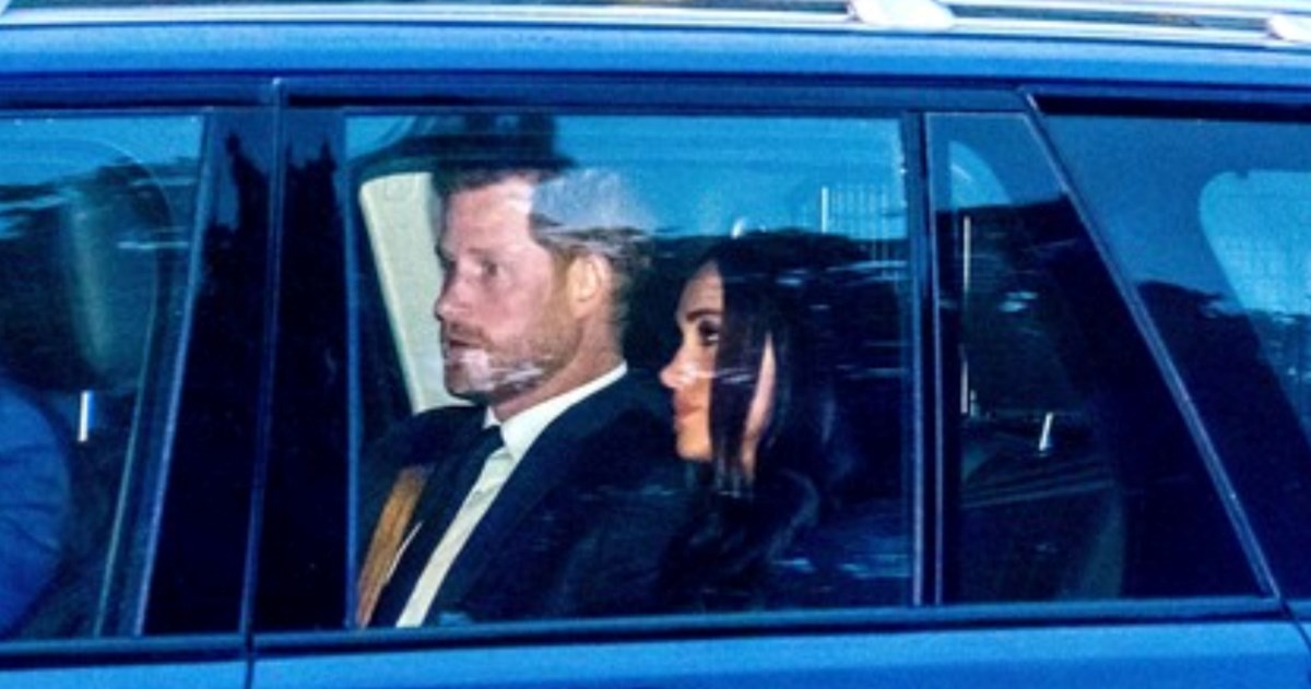 Harry i Meghan snimljeni dok su se vozili do palače povodom dolaska kraljičina lijesa