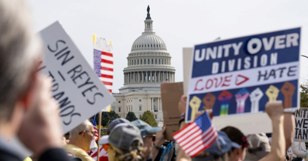 Masovni prosvjedi protiv Trumpa u Americi i svijetu. On je otišao igrati golf