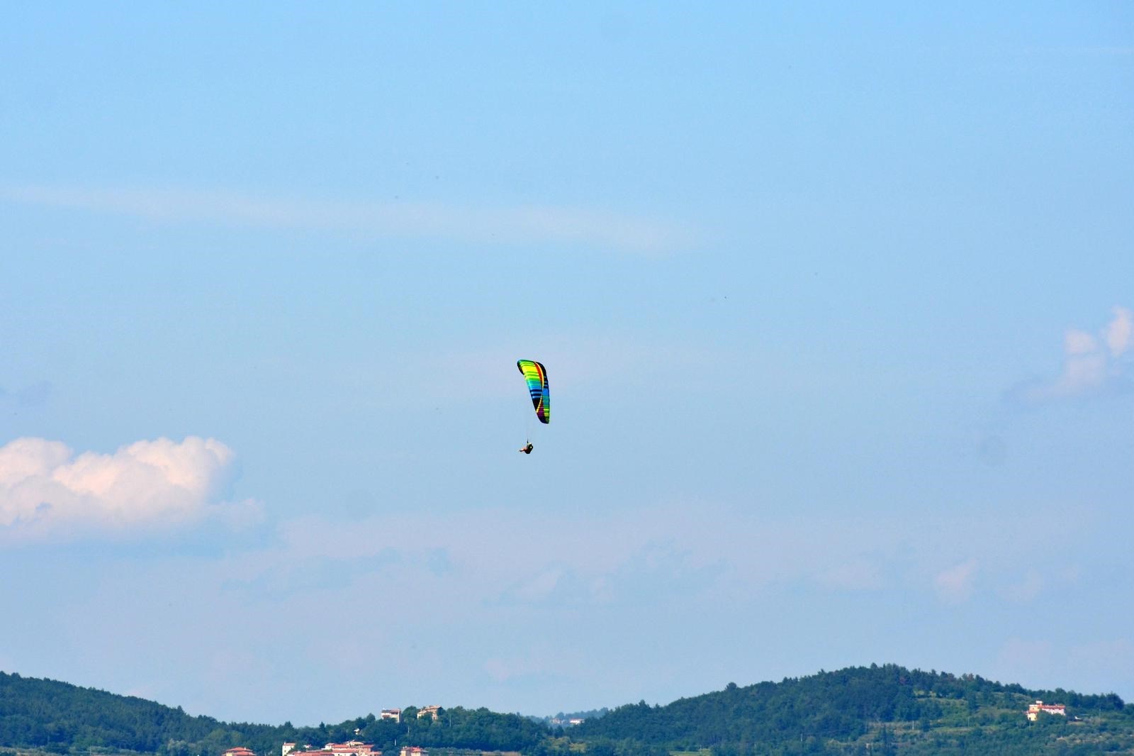 Paraglajder zapeo u krošnji na Sljemenu, pilot sletio na auto