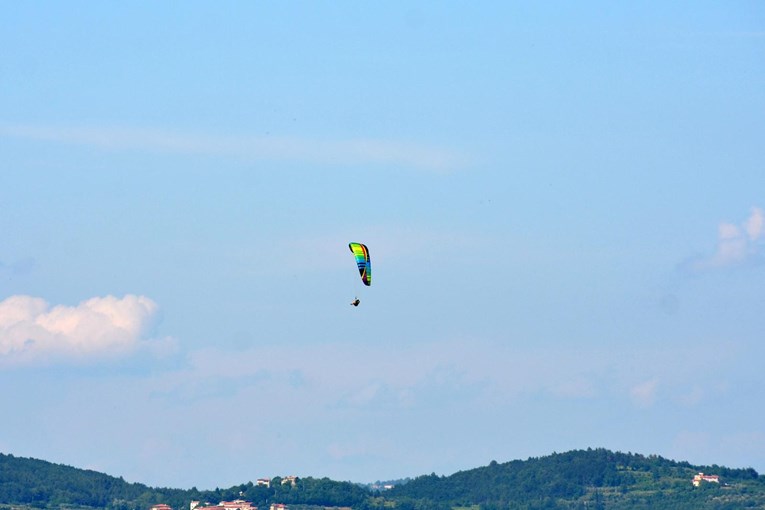 Paraglajder zapeo u krošnji na Sljemenu, pilot sletio na auto