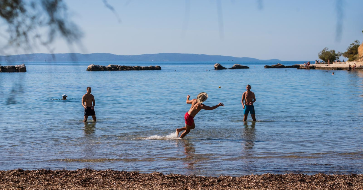 FOTO Jesenski ugođaj na plaži Firule: U Splitu i dalje ima kupača