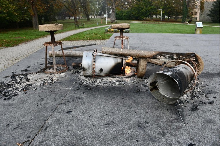 FOTO Uništen spomenik braniteljima u Sisku