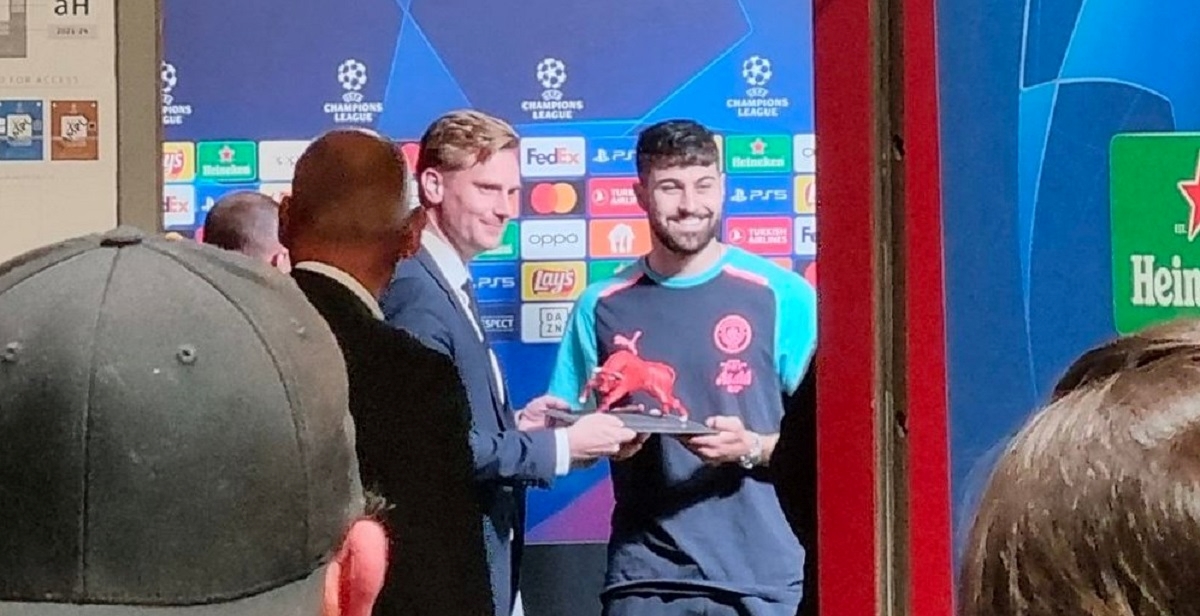 Pep je zabranio Gvardiolu da primi crvenog bika prije meča. Dobio ga je poslije
