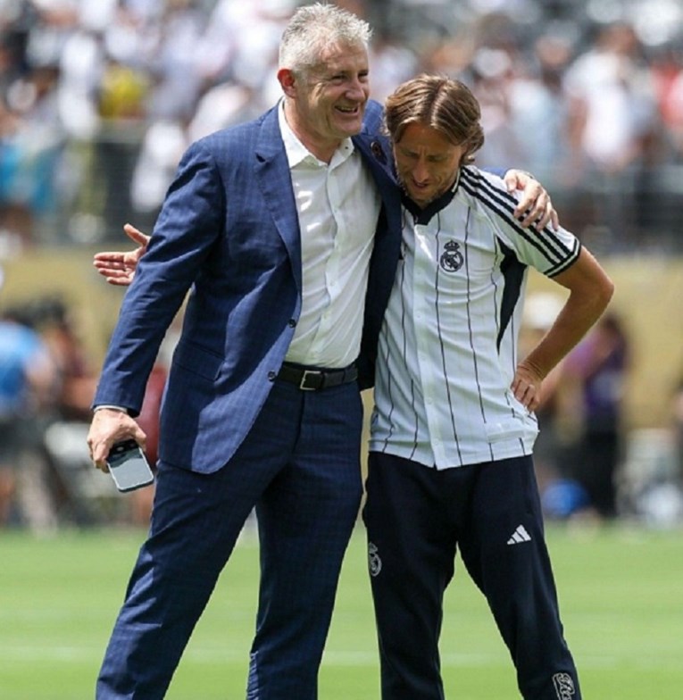 Šuker grlio Modrića na oproštaju od Reala u New Jerseyju