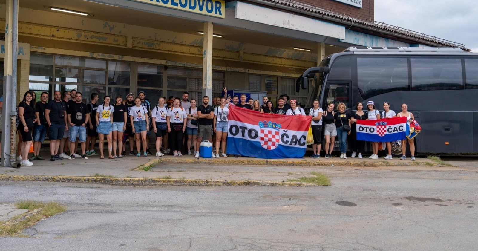 FOTO Puni autobusi iz Otočca krenuli za Zagreb na Thompsonov koncert
