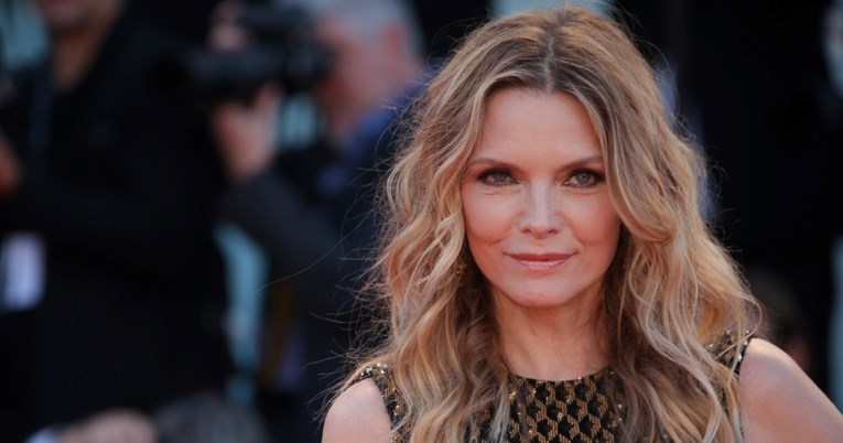 Michelle Pfeiffer bira bezvremensko uređenje božićnog drvca