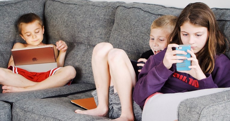 Kako reagirati kad dijete traži mobitel u ranoj dobi?
