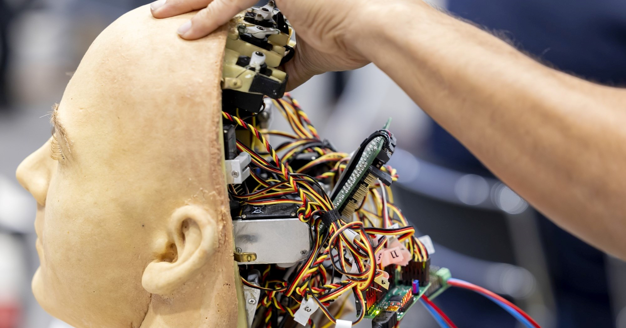 EU od sutra počinje strože kontrolirati umjetnu inteligenciju, uvode se i sankcije