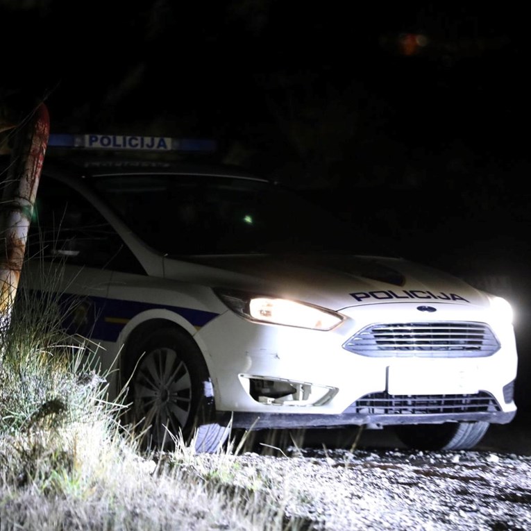 Splićanin pijan mahao plastičnim pištoljem, Kaštelanin nožem i palicom. Uhićeni su