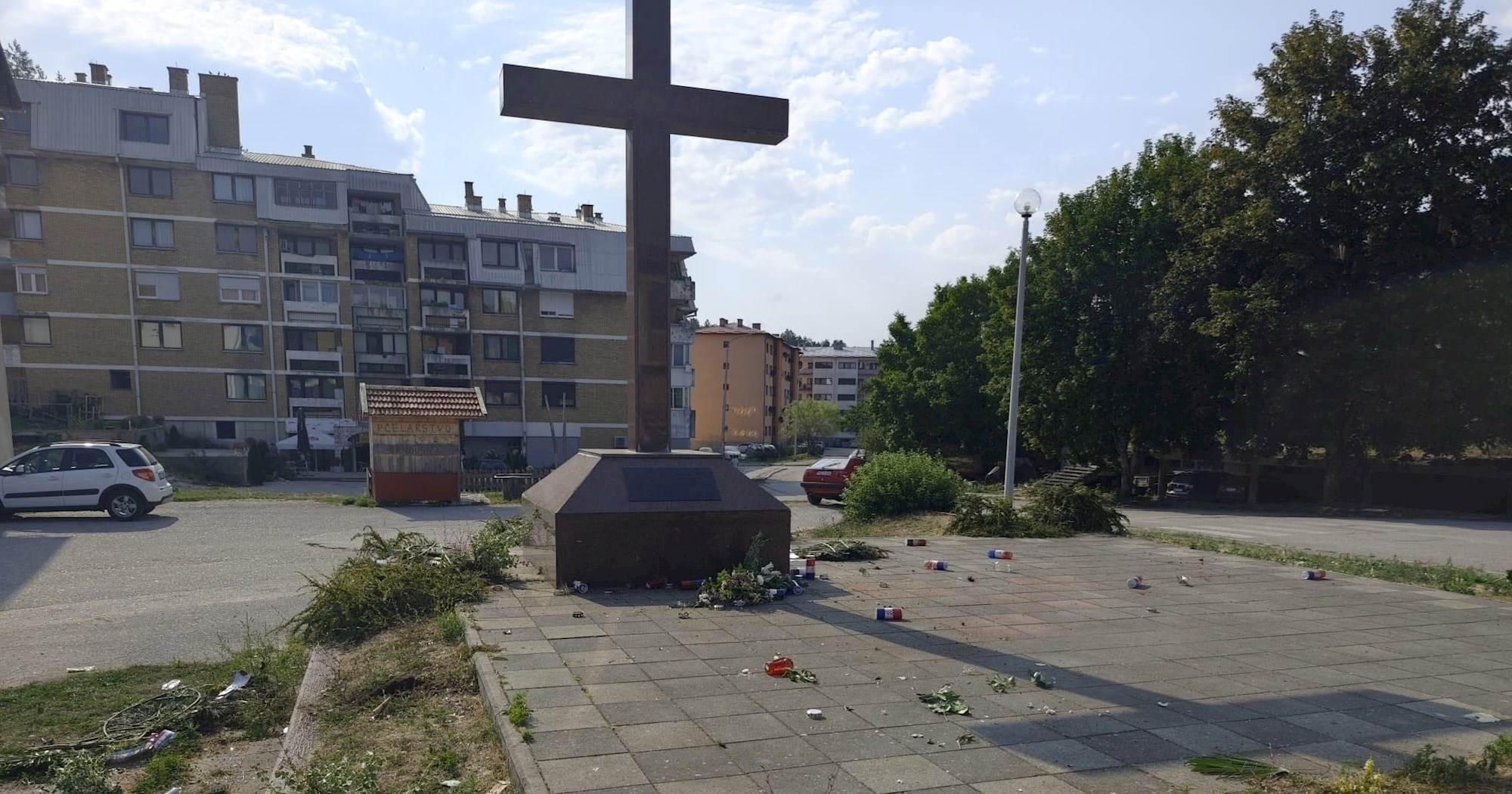 Sa spomenika hrvatskim braniteljima u Bosanskom Grahovu razbacani vijenci i svijeće