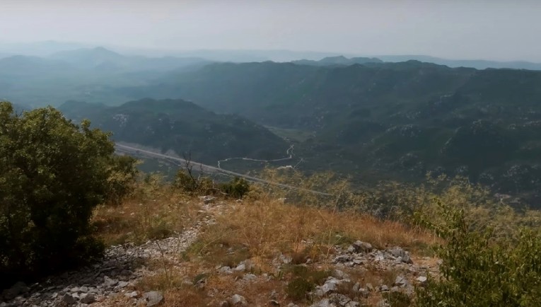 Udar groma zapalio planinski vrh Sveti Rok, poslana tri kanadera
