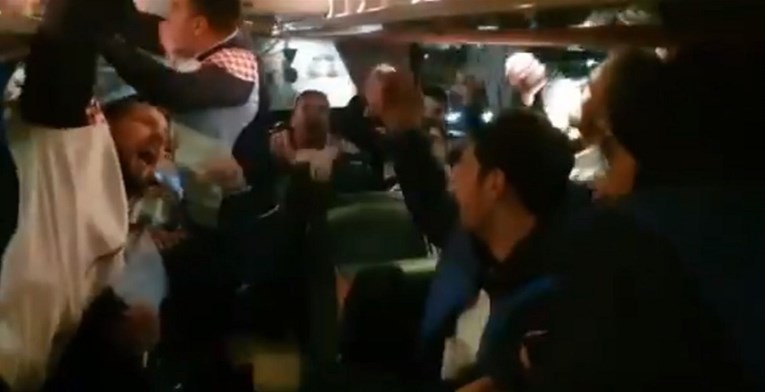 "Ovdje nitko nije normalan!" Ovako "ekipa pijana" u busu slavi finale