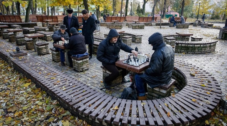 U Lavovu, kulturnoj prijestolnici Ukrajine, ljudi i dalje u parku igraju šah