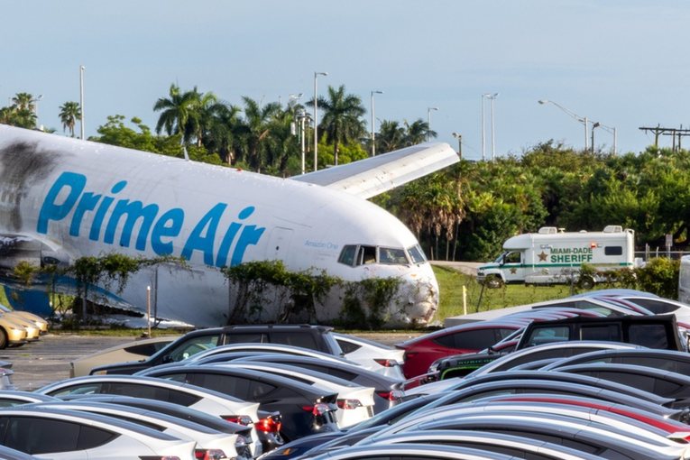 Amazonov avion u Miamiju izletio s piste. Svi poginuli bili su u vozilima