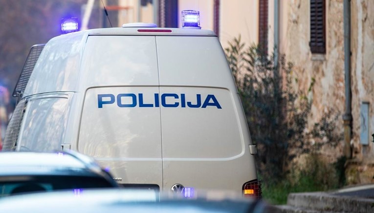 Mladić (28) u Puli pokušao pregaziti policajca pa htio pobjeći pješice. Našli mu nož