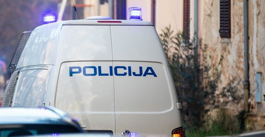 Mladić (28) u Puli pokušao pregaziti policajca pa bježao policiji. Kod sebe imao nož