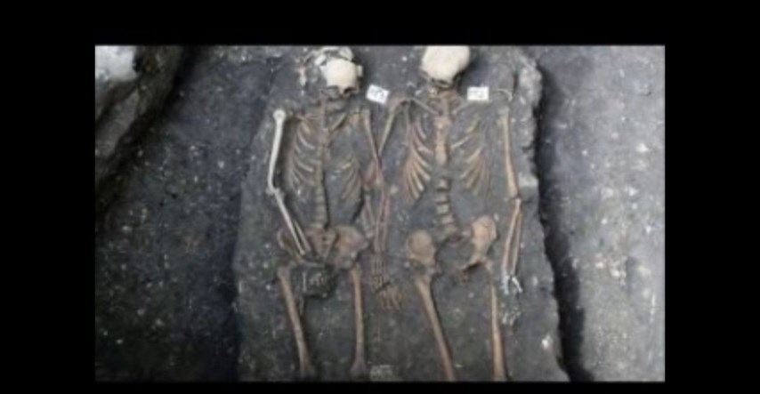 Kosturi iz Modene bili su muškarci, pronađeni su kako se drže za ruke