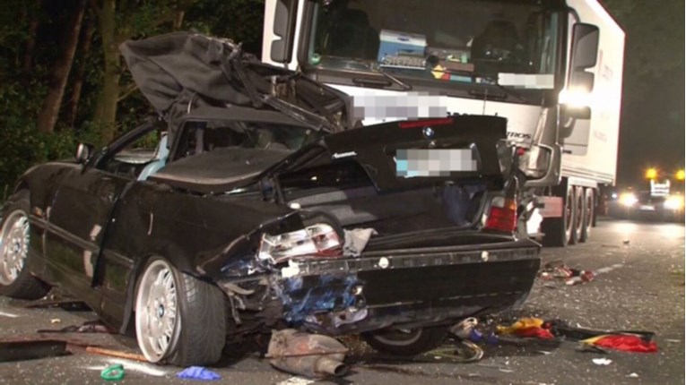 Teška nesreća kod Senja, vozaču se odvojila prikolica i smrskala auto, poginula žena