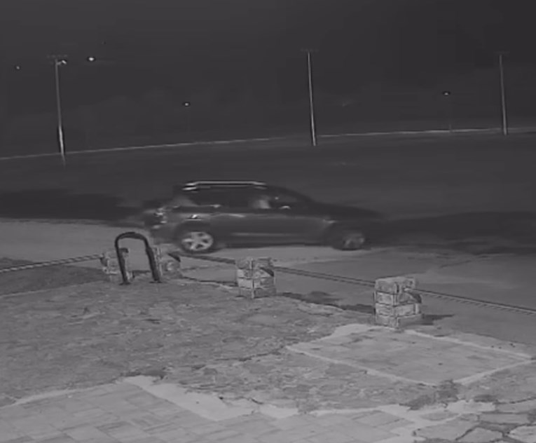 VIDEO Mladić (20) driftanjem uništio nogometni teren u Kninu. Šteta je 18.000 €