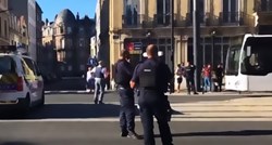 Naoružani muškarac drži taoce u francuskoj banci, možda je povezan s islamistima
