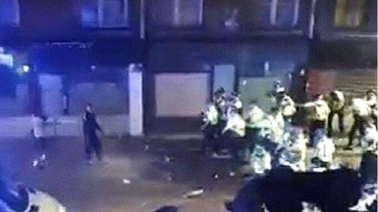 Policajci napadnuti dok su rastjerivali ilegalni ulični tulum u Londonu
