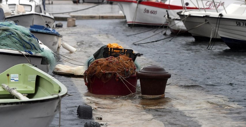 VIDEO Crveni alarm u Dalmaciji, orkanski udari juga, kiša poplavila rive...