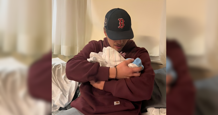 3.1 milijun pregleda: Snimka tate koji prvi put drži bebu u naručju osvojila internet
