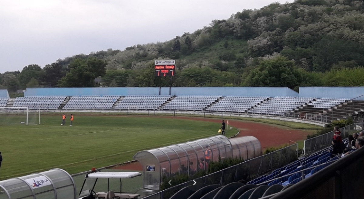 Trenera u Srbiji grom udario na nogometnom terenu. Liječnici mu se bore za život