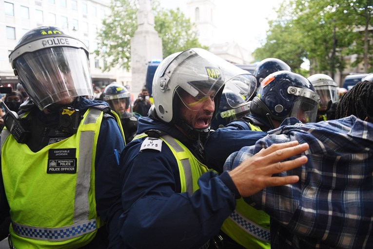 Više od 100 uhićenih nakon prosvjeda u Londonu, ultradesničari napali policiju