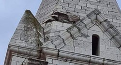 FOTO Grom udario u toranj crkve na Braču, veliko kamenje padalo po autima i krovovima