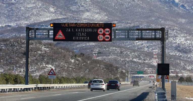 Zbog olujnog vjetra zatvorene ceste na obali