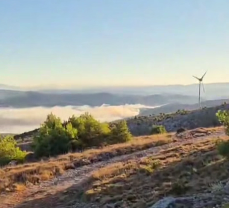 VIDEO Gori kod Perkovića, požar još nije pod kontrolom. Dim se osjeti do Šibenika