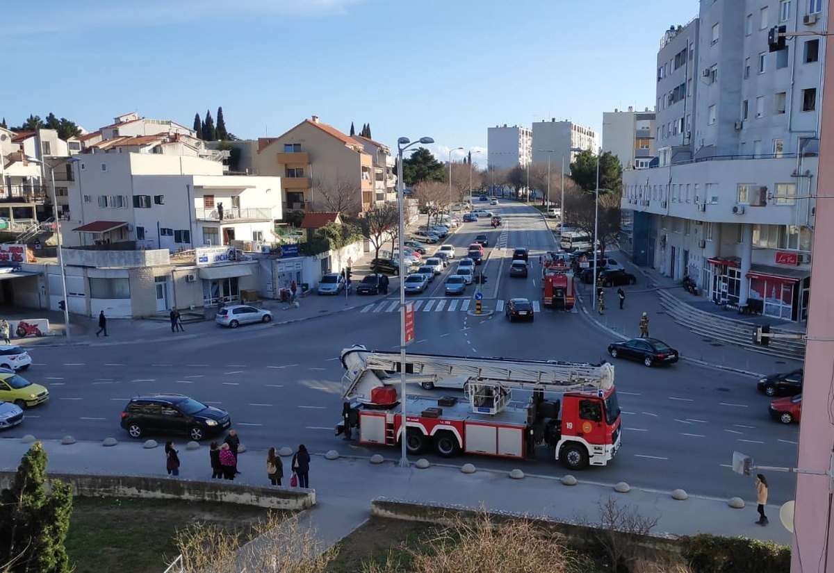 U stubištu zgrade u Splitu gorio kauč, namjerno je zapaljen?