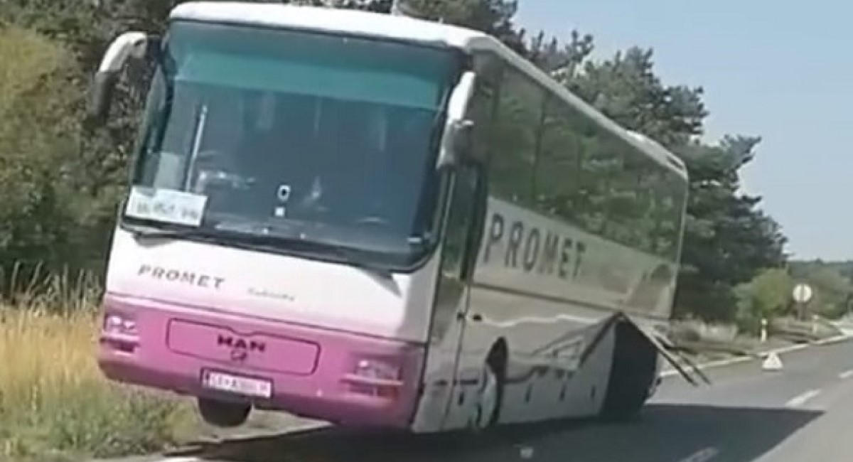 Autobusu kod Sinja u vožnji otpao kotač. Direktor: Vozač je uzeo krivi bus