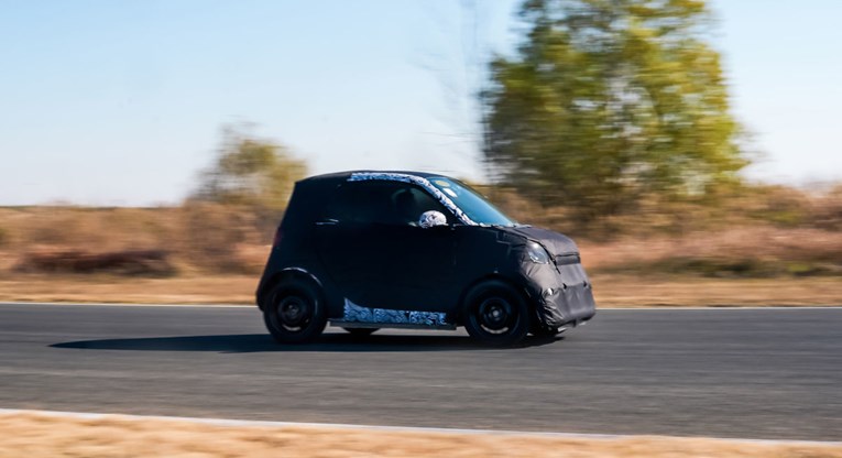 Novi Smart stiže. Kao dvosjed i unutar 2.5 metra na novoj električnoj arhitekturi